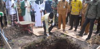 Wabup Farhan Letakan Batu Pertama Pembangunan Masjid Jami’ Nurul Ghufron