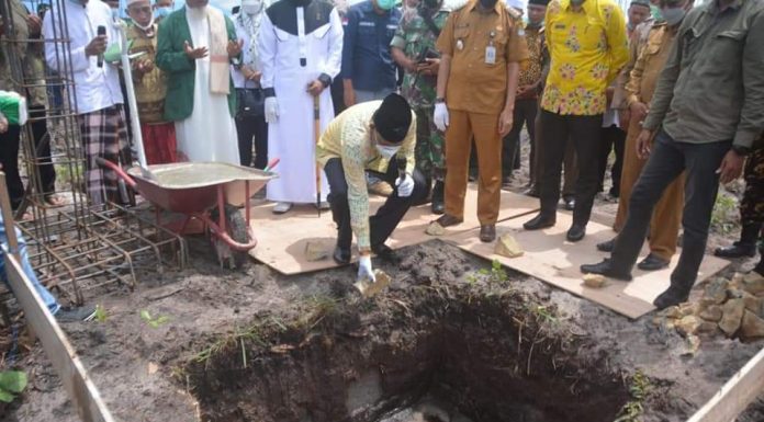 Wabup Farhan Letakan Batu Pertama Pembangunan Masjid Jami’ Nurul Ghufron