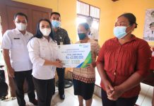 Bupati Landak Serahkan Jaminan Kematian BPJS Ketenagakerjaan dan Kartu CSR Petani