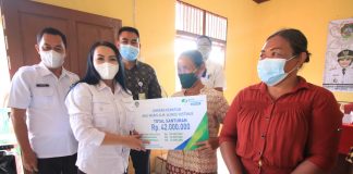 Bupati Landak Serahkan Jaminan Kematian BPJS Ketenagakerjaan dan Kartu CSR Petani