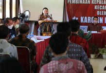 Pembinaan Guru, Kepala SD dan SMP Kecamatan Air Besar, Bupati Karolin : Yang Bermasalah Laporkan Ke Saya