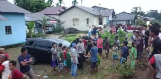 Hindari Truck Dari Arah Berlawanan, Minibus Terbalik di Halaman Rumah Warga