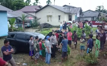 Hindari Truck Dari Arah Berlawanan, Minibus Terbalik di Halaman Rumah Warga