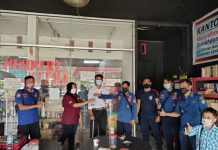 Ular Masuk Toko, Tim Damkar Polisi Pamong Praja Landak Gerak Cepat