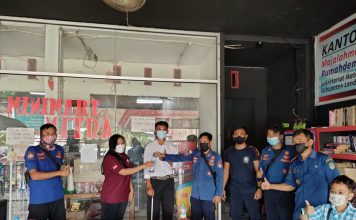 Ular Masuk Toko, Tim Damkar Polisi Pamong Praja Landak Gerak Cepat