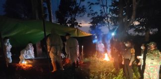 Sinergisitas Babinsa dan Bhabinkamtibmas Mempawah Hulu Bantu Proses Pemakaman Jenazah Pasien COVID-19