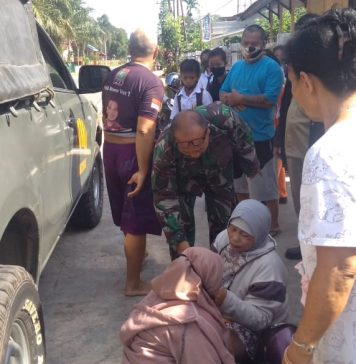 Gunakan Mobil Dinas Angota Koramil 07/Mempawah Hulu Bantu Evakuasi Korban Kecelakaan