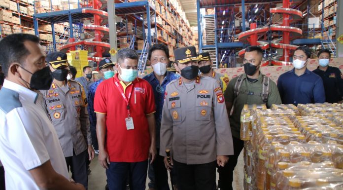 Cek Gudang Distributor, Kapolda : Awasi Distribusi Minyak Goreng Hingga Tingkat Penjualan
