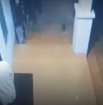 Gunakan Sajam, Aksi Perampokan Terekam CCTV Pelaku Gasak Uang Tunai 3 Juta Rupiah