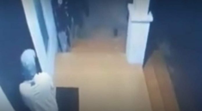 Gunakan Sajam, Aksi Perampokan Terekam CCTV Pelaku Gasak Uang Tunai 3 Juta Rupiah
