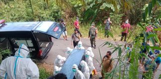 Berikan Pengamanan, Danposramil 07/ Mempawah Hulu Dampingi Prosesi Pemakaman Warga Meninggal Dunia Terpapar COVID-19