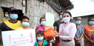 Bupati Karolin Serahkan Bantuan Rumah Swadaya Melalui Tunjangan Fungsional Bupati
