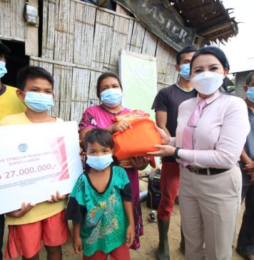 Bupati Karolin Serahkan Bantuan Rumah Swadaya Melalui Tunjangan Fungsional Bupati