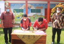 Bupati Landak Serah Terima Program Sekolah Hijau dan Peresmian Perpustakaan SD