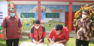 Bupati Landak Serah Terima Program Sekolah Hijau dan Peresmian Perpustakaan SD