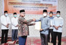 Wakil Bupati Ketapang Serahkan Dana Hibah Daerah Pada Masjid Agung Al-Ikhlas