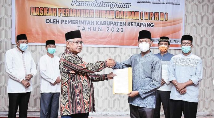 Wakil Bupati Ketapang Serahkan Dana Hibah Daerah Pada Masjid Agung Al-Ikhlas