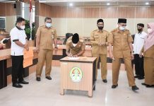 Momen Ramadhan Pemkab Ketapang Serahkan Bantuan Beras Bagi Masyarakat Kurang Mampu