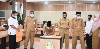 Momen Ramadhan Pemkab Ketapang Serahkan Bantuan Beras Bagi Masyarakat Kurang Mampu