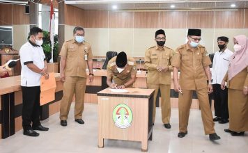 Momen Ramadhan Pemkab Ketapang Serahkan Bantuan Beras Bagi Masyarakat Kurang Mampu