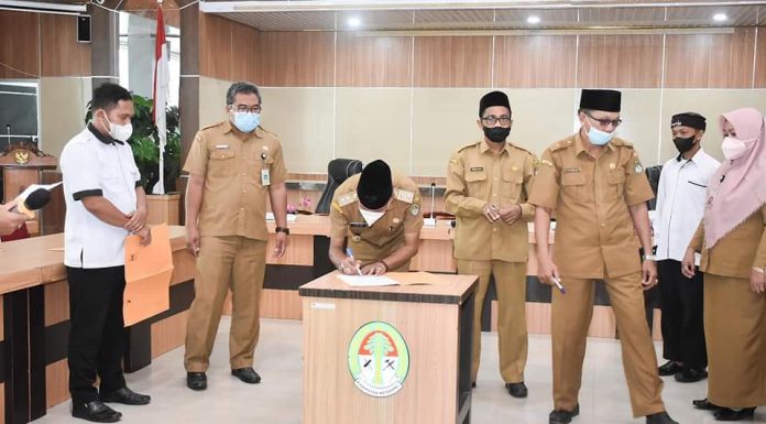 Momen Ramadhan Pemkab Ketapang Serahkan Bantuan Beras Bagi Masyarakat Kurang Mampu