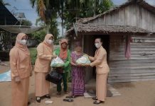 Peringati Hari Kartini dan Bulan Suci Ramadhan DWP Ketapang Berbagi Paket Sembako