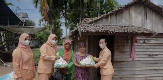 Peringati Hari Kartini dan Bulan Suci Ramadhan DWP Ketapang Berbagi Paket Sembako