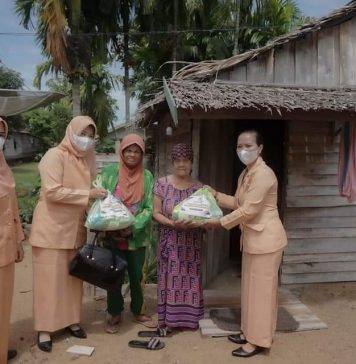 Peringati Hari Kartini dan Bulan Suci Ramadhan DWP Ketapang Berbagi Paket Sembako