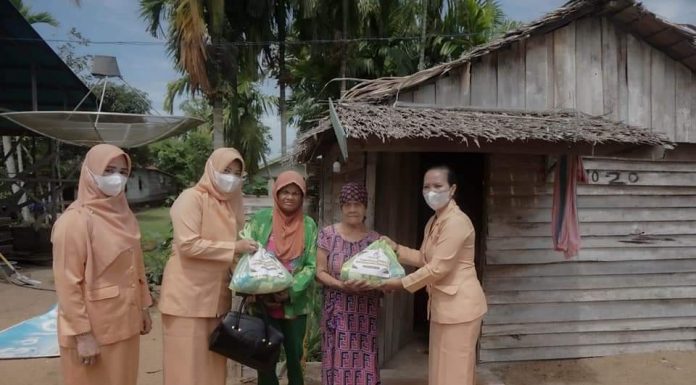 Peringati Hari Kartini dan Bulan Suci Ramadhan DWP Ketapang Berbagi Paket Sembako