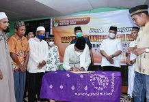 Wabup Ketapang Serahkan Bantuan Paket Ramadhan Kepada Warga Desa Tanjung Pura