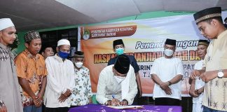 Wabup Ketapang Serahkan Bantuan Paket Ramadhan Kepada Warga Desa Tanjung Pura