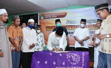 Wabup Ketapang Serahkan Bantuan Paket Ramadhan Kepada Warga Desa Tanjung Pura
