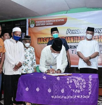 Wabup Ketapang Serahkan Bantuan Paket Ramadhan Kepada Warga Desa Tanjung Pura