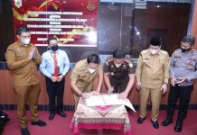 Kajari dan Bupati Labusel Tandatangani MoU PTUN Sekaligus Resmikan Kantor Pelayanan Hukum Gratis