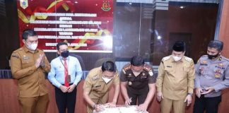 Kajari dan Bupati Labusel Tandatangani MoU PTUN Sekaligus Resmikan Kantor Pelayanan Hukum Gratis