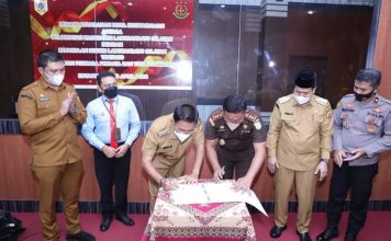 Kajari dan Bupati Labusel Tandatangani MoU PTUN Sekaligus Resmikan Kantor Pelayanan Hukum Gratis