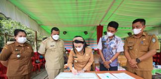 Masyarakat Dusun Pesak Serah Terima Kebun Dari Pihak Perusahaan