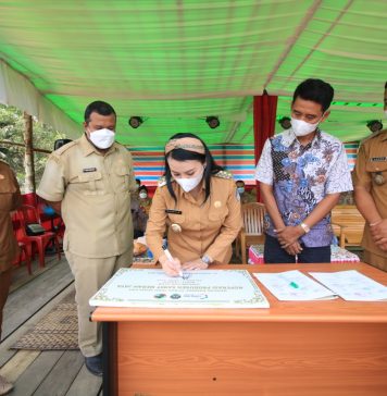 Masyarakat Dusun Pesak Serah Terima Kebun Dari Pihak Perusahaan