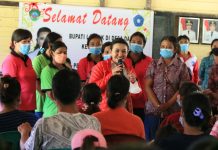 Kunker Desa Dange Aji, Bupati Karolin Ajarkan Merawat Tumbuh Kembang Anak