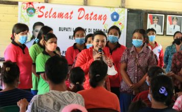 Kunker Desa Dange Aji, Bupati Karolin Ajarkan Merawat Tumbuh Kembang Anak