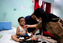 Jenguk Anak Korban Penganiayaan Oleh Ibu Kandung, Karolin : Kita Akan Tanggung Biaya Pengobatan