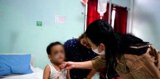 Jenguk Anak Korban Penganiayaan Oleh Ibu Kandung, Karolin : Kita Akan Tanggung Biaya Pengobatan