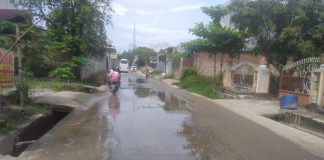 Keluarkan Aroma Tidak Sedap, Warga Kampung Jawa Kotapinang Keluhkan Genangan Air Tutup Badan Jalan