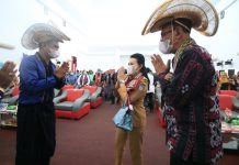 Bupati Karolin Hadiri Pelantikan Pengurus Ikatan Keluarga Flobamora Kabupaten Landak