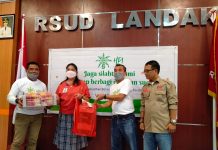 Tebar Berkah, HPI Agro Bersama IWO Landak Serahkan Paket Berbuka Puasa Untuk Nakes