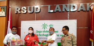Tebar Berkah, HPI Agro Bersama IWO Landak Serahkan Paket Berbuka Puasa Untuk Nakes