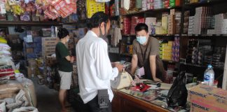 Pastikan Ketersediaan Sembako Aman Jelang Idul Fitri, Polsek Ngabang Cek Sejumlah Toko