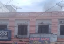 Dua Ruko di Kotapinang Nyaris Terbakar, Petugas Berjibaku Lakukan Pemadaman