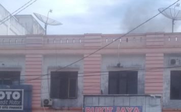 Dua Ruko di Kotapinang Nyaris Terbakar, Petugas Berjibaku Lakukan Pemadaman