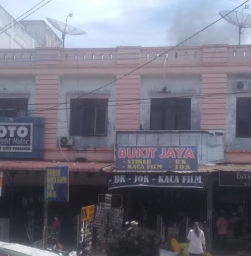 Dua Ruko di Kotapinang Nyaris Terbakar, Petugas Berjibaku Lakukan Pemadaman